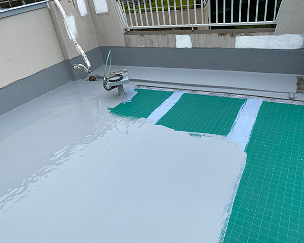防水作業中の画像